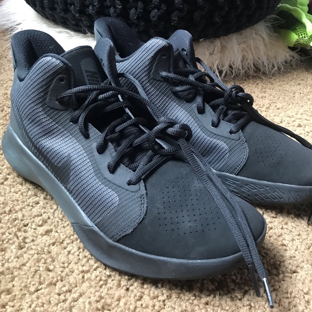 NIKE BASKETBALL SHOES  GREAT CONDITION